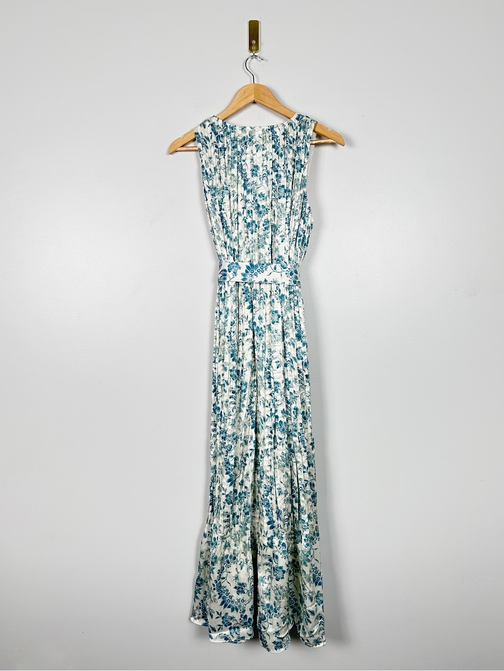 TUCKERNUCK Jardin De Fleurs Plisse Crinkle Alina Dress Medium Blue Floral Midi - Picture 6 of 9